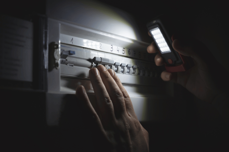 Enganche ilegal en el cuadro eléctrico comunitario
